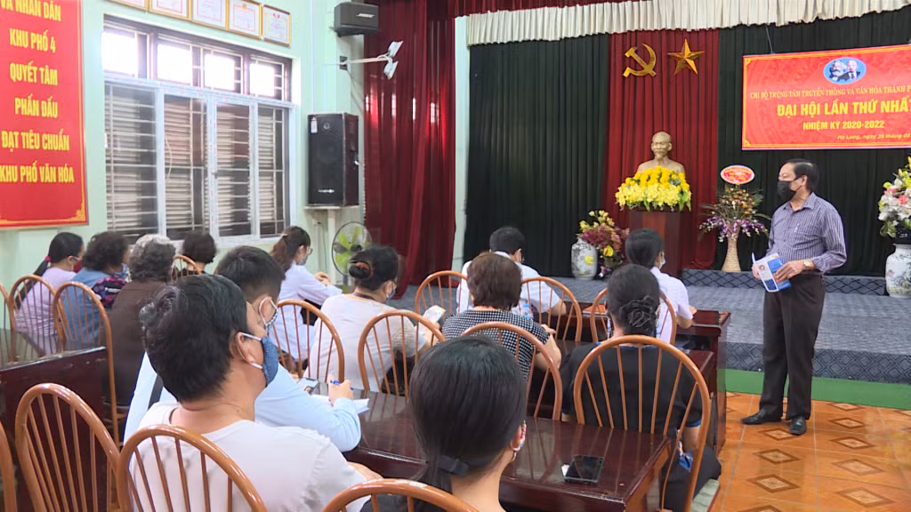 Ông Nguyễn Trọng Thông, Bí thư Chi bộ, Trưởng khu 4 (phường Hồng Gai, TP Hạ Long) tuyên truyền công tác phòng, chống dịch Covid-19 đến người dân.