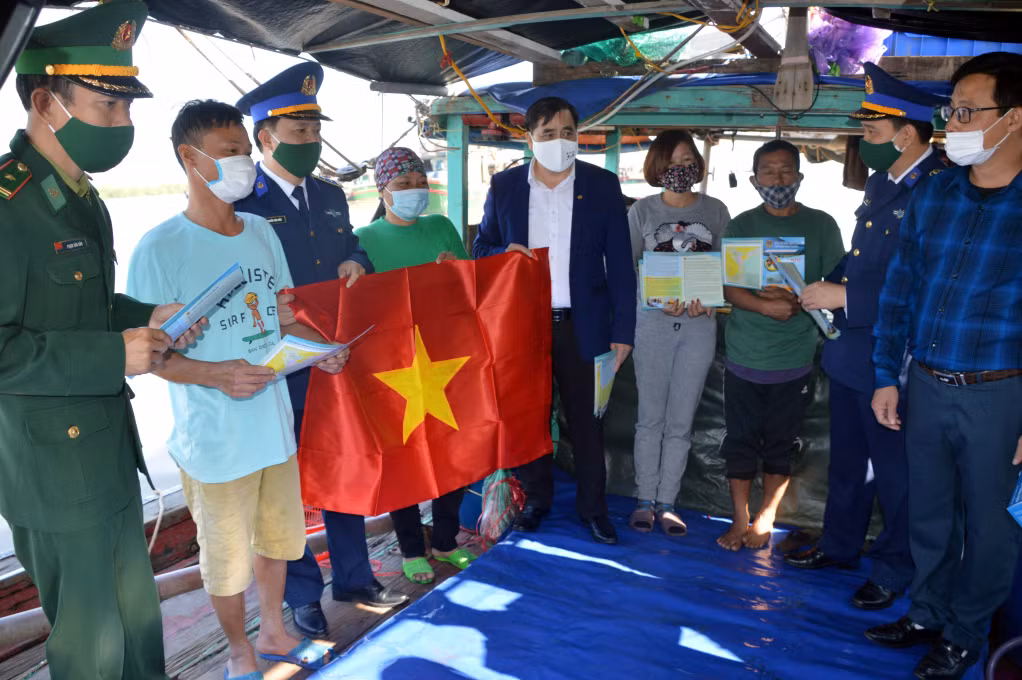 Tặng cờ Tổ quốc cho ngư dân Đồ Sơn.