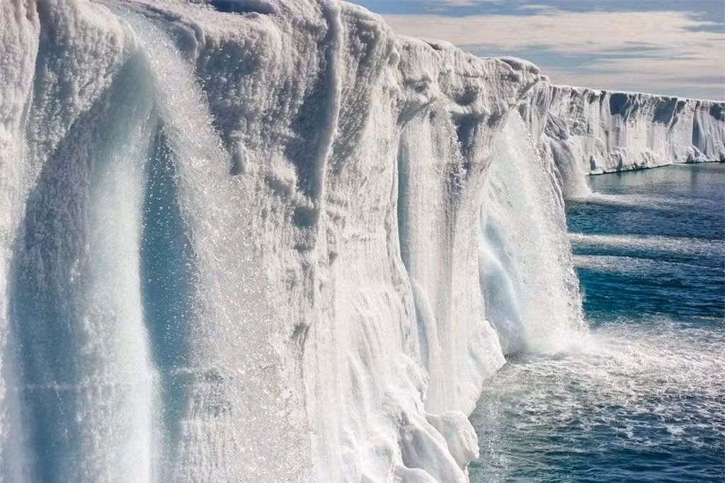 Svalbard là một quần đảo tại vùng Bắc Cực, là phần cực Bắc của Na Uy. Nơi đây được bao phủ bởi một lớp tuyết dày suốt bốn mùa trong năm, khung cảnh lúc nào cũng trong cảnh tượng “trắng xóa”.