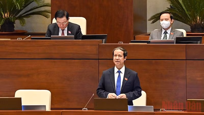 Bộ trưởng Nguyễn Kim Sơn trả lời chất vấn của đại biểu Quốc hội. (Ảnh: LINH NGUYÊN )