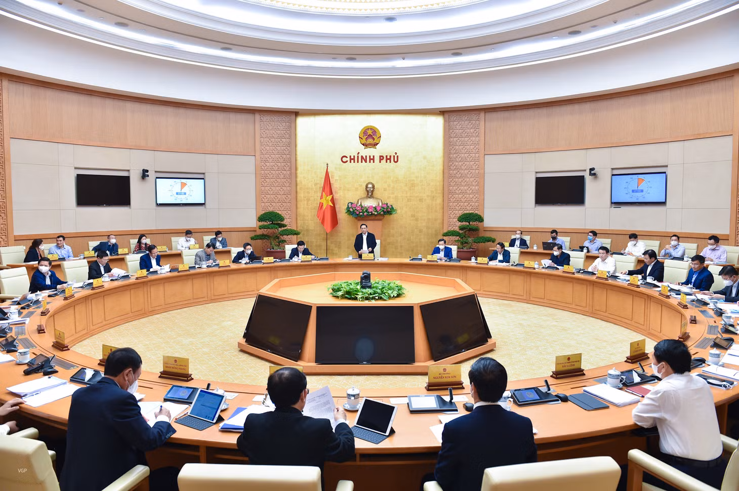 Thủ tướng đề nghị phân tích, làm rõ nguồn lực cho Chương trình phục hồi và phát triển kinh tế - xã hội. Ảnh: VGP/Nhật Bắc