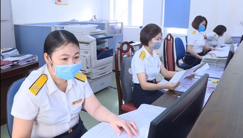 Cán bộ Chi cục thuế TX Đông Triều thực hiện nhiệm vụ rà soát thu ngân sách qua hệ thống lưu trữ điện tử. Ảnh: Lan Anh