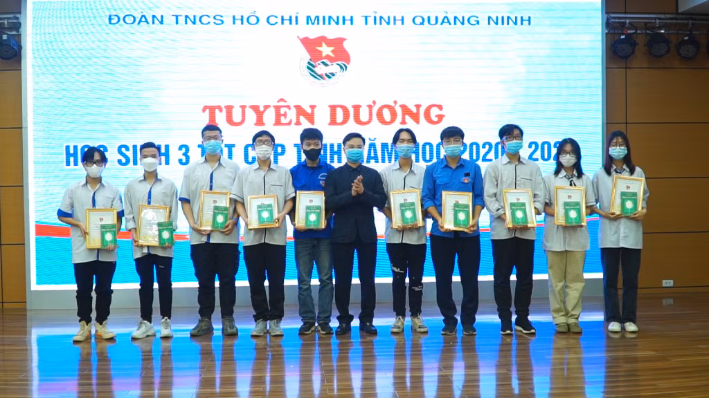 Đồng chí Hoàng Văn Hải, Bí thư Tỉnh Đoàn Quảng Ninh, khen thưởng các học sinh đạt danh hiệu "Học sinh 3 tốt" cấp tỉnh năm học 2020-2021.