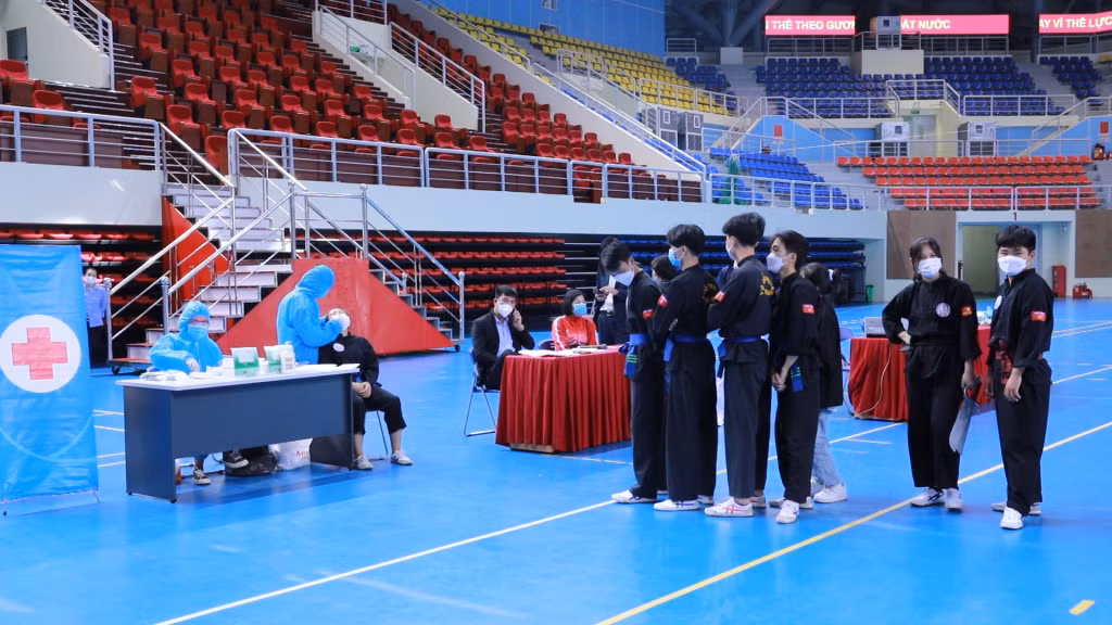 Ban tổ chức test nhanh kháng nguyên SARS-COV2 cho 100% các thành viên Ban tổ chức, tổ trọng và các VĐV tham gia thi đấu