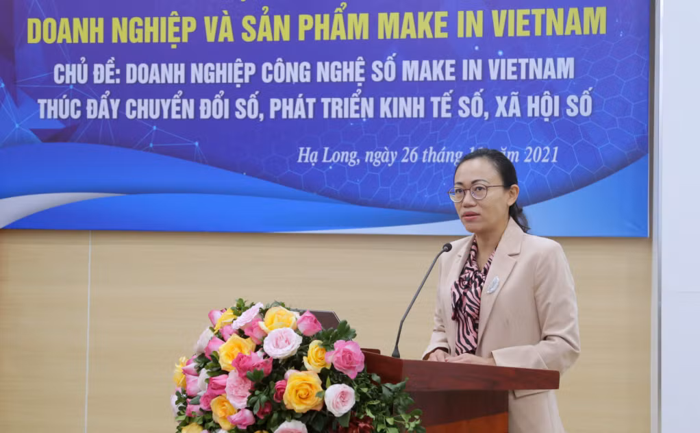 Lãnh đạo Sở TT&amp;TT tỉnh tham luận tại hội thảo về tiến trình chuyển đổi số của Quảng Ninh.