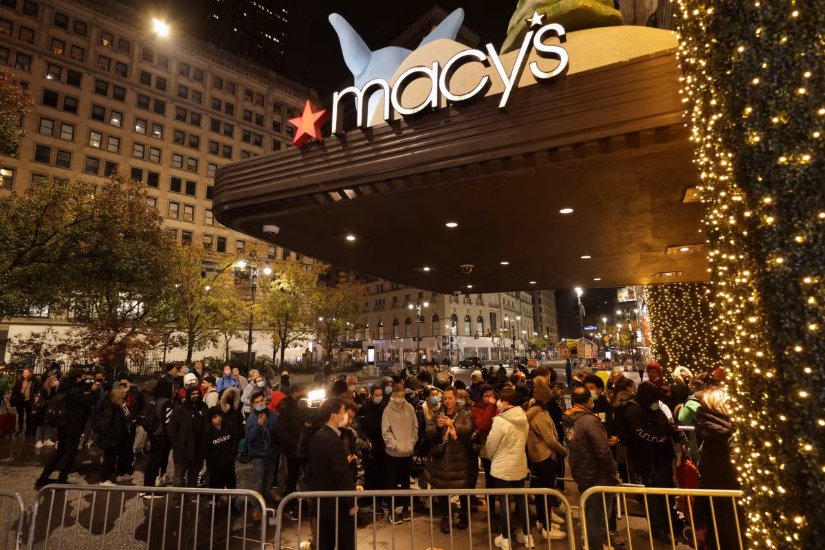 Bên ngoài Macy’s tại Manhattan ở thành phố New York (Mỹ) cũng đông đúc không kém. Ảnh: Reuters