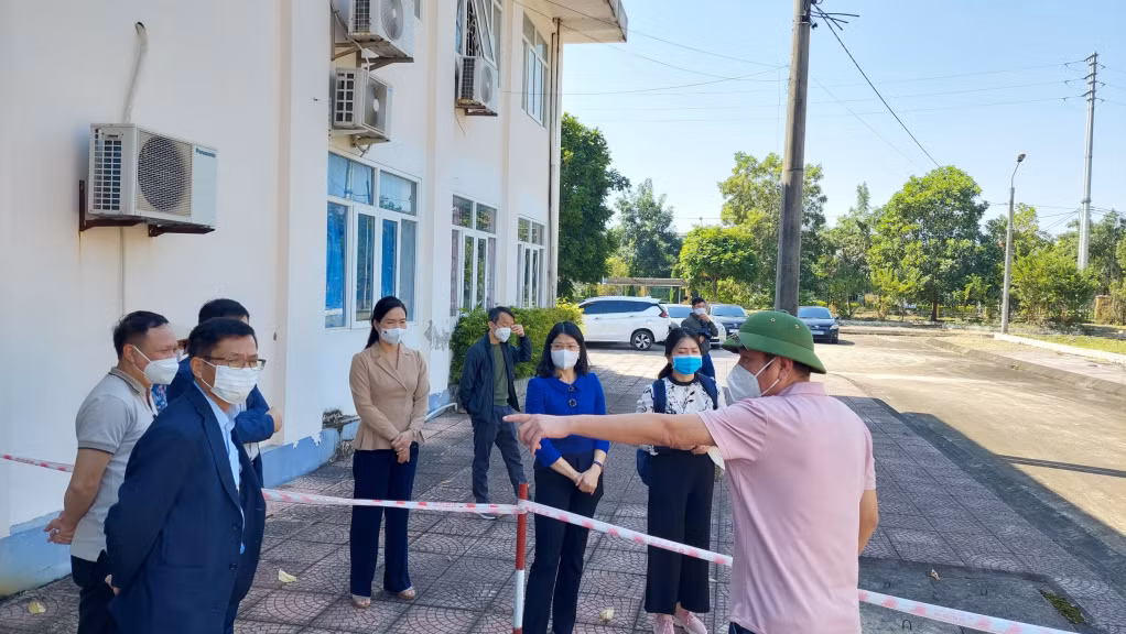 Đồng chí Nguyễn Thị Hạnh, Phó Chủ tịch UBND tỉnh kiểm tra công tác chuẩn bị cơ sở vật chất cho công tác cách ly, điều trị Covid-19 tại Trung tâm Y tế huyện Đầm Hà.