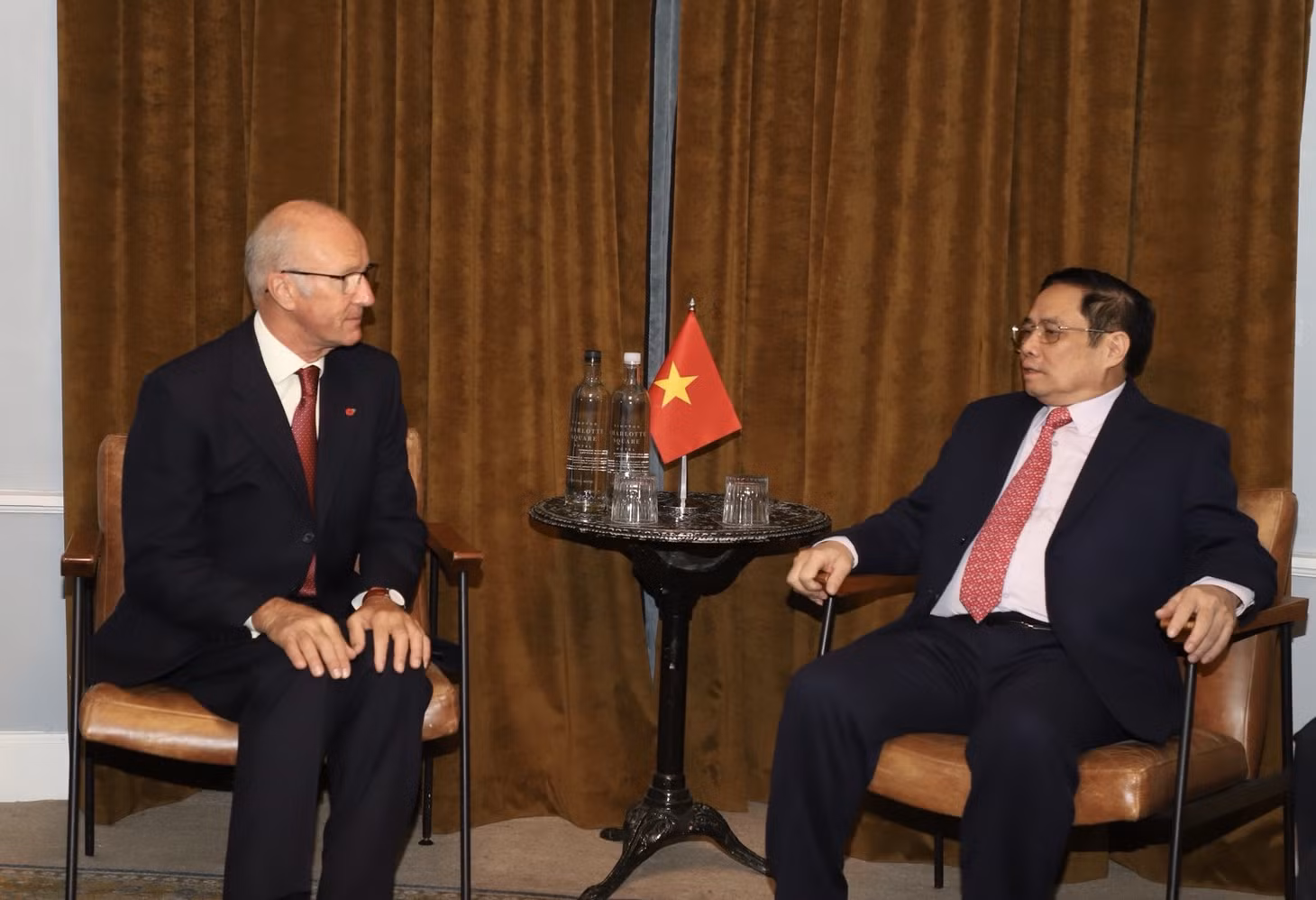 Trước cuộc gặp mặt với các doanh nghiệp Anh, Thủ tướng đã có cuộc gặp riêng ông Don Lam, Tổng Giám đốc VinaCapital. Ảnh: TTXVN