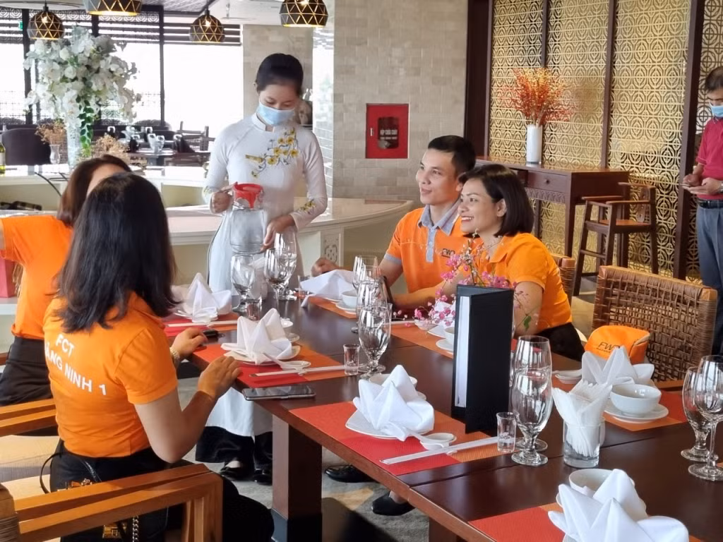 Du khách trải nghiệm dịch vụ tại Khách sạn Sài Gòn - Hạ Long.