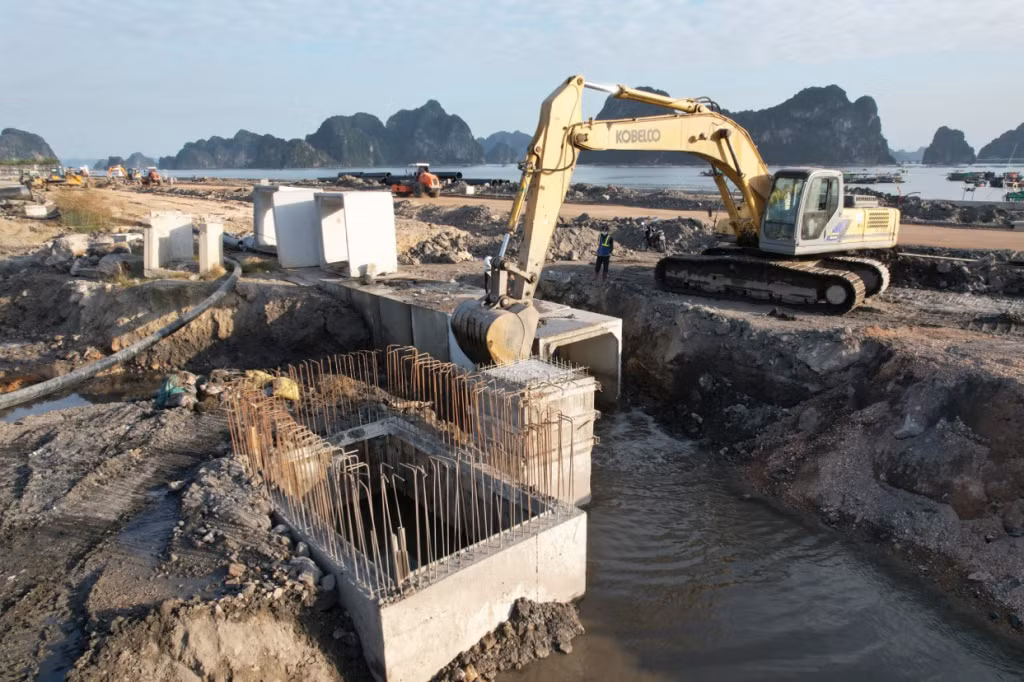 Hiện nhà thầu đang khẩn trương thi công hoàn thiện hệ thống cống ngang và dọc đường.