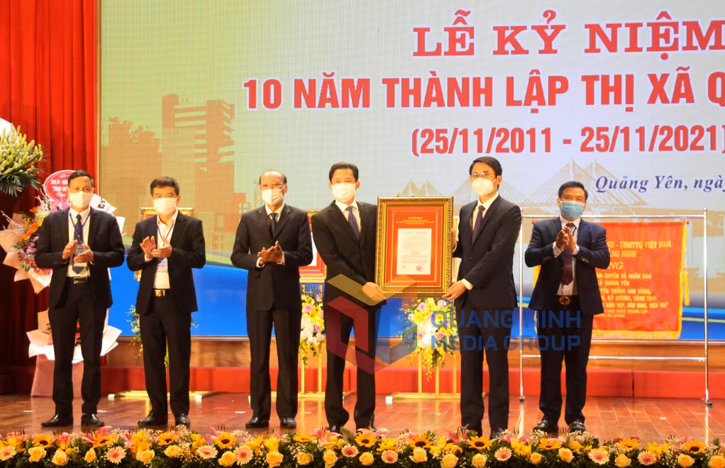 Đồng chí Phạm Văn Thành, Phó Chủ tịch UBND tỉnh, trao Quyết định Danh mục di sản văn hóa phi vật thể quốc gia, xếp hạng di tích lịch sử Quốc gia của Bộ Văn hóa, Thể thao và Du lịch cho TX Quảng Yên
