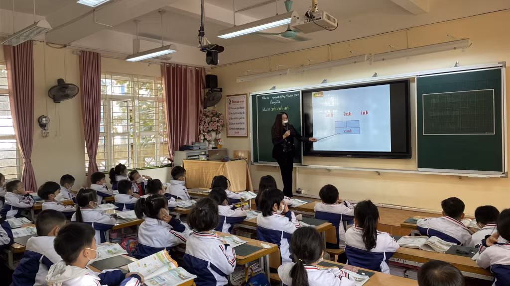 Giáo viên Trường Tiểu học Lê Hồng Phong, TP Hạ Long sử dụng hiệu quả các thiết bị hiện đại trong tiết học.