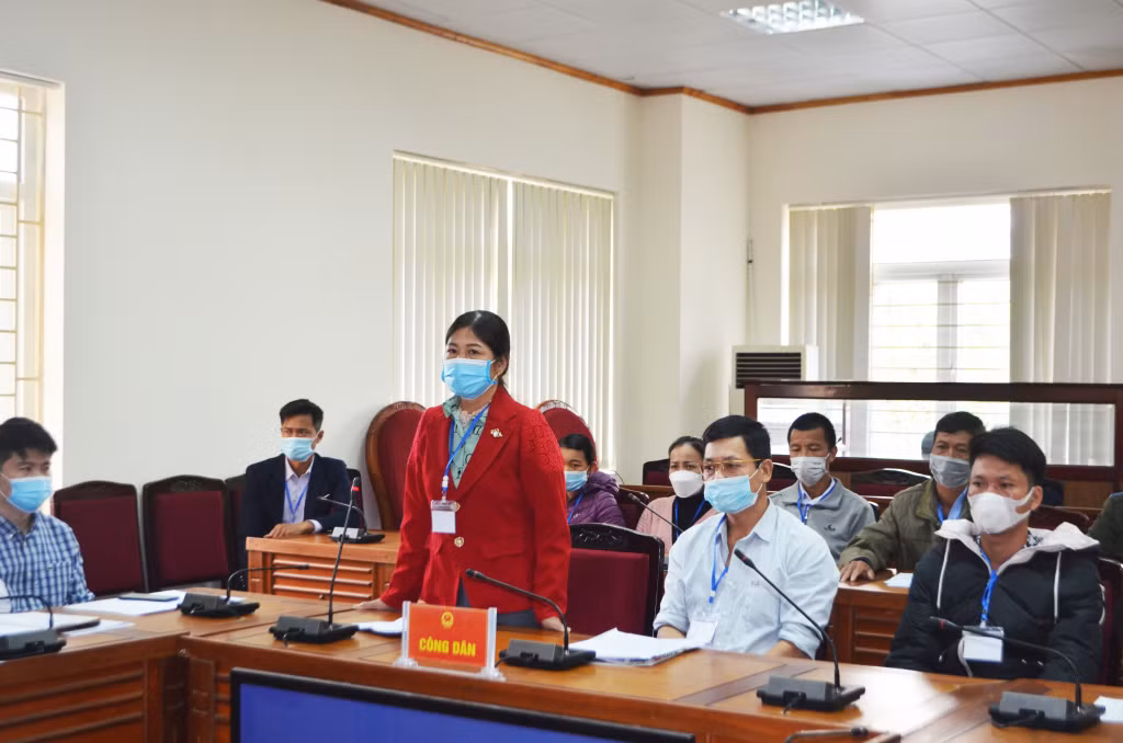 Đại diện một số hộ dân thôn Đồng Dọng trình bày nội dung kiến nghị đến Hội đồng Tiếp công dân tỉnh.
