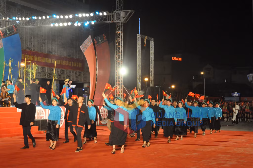 Trang phục truyền thống của thiếu nữ dân tộc Sán Chỉ đến từ xã Đại Dực, huyện Tiên Yên tại Tuần Văn hóa Thể thao các dân tộc vùng Đông Bắc tỉnh Quảng Ninh lần thứ I, năm 2017 (8-2017). Ảnh Minh Hà