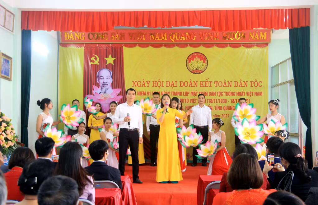 Tiết mục văn hóa, văn nghệ do cán bộ, nhân dân thôn 8, xã Hạ Long biểu diễn.