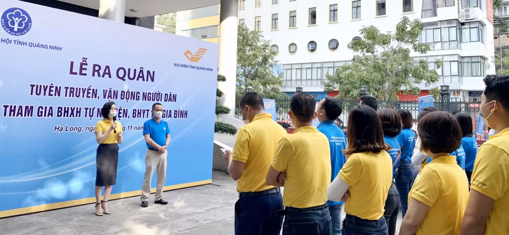 Quang cảnh lễ ra quân tuyên truyền, vận động người dân tham gia BHXH tự nguyện, BHYT hộ gia đình.