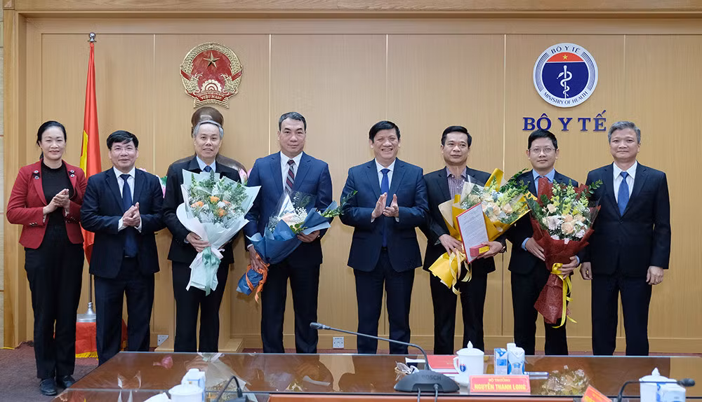 Bộ trưởng Nguyễn Thanh Long chúc mừng các đồng chí bổ nhiệm, bổ nhiệm lại.