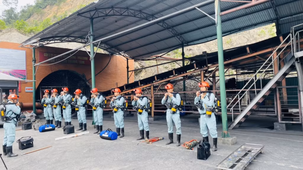 Đội cấp cứu mỏ bán chuyên Công ty CP Than Mông Dương luyện tập tình huống sự cố dưới lò.