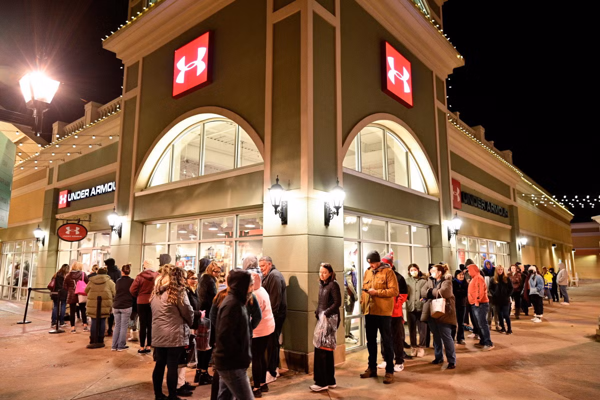 Người mua xếp hàng bên ngoài cửa hàng Under Armour tại Simpsonville, Kentucky (Mỹ). Ảnh: Reuters