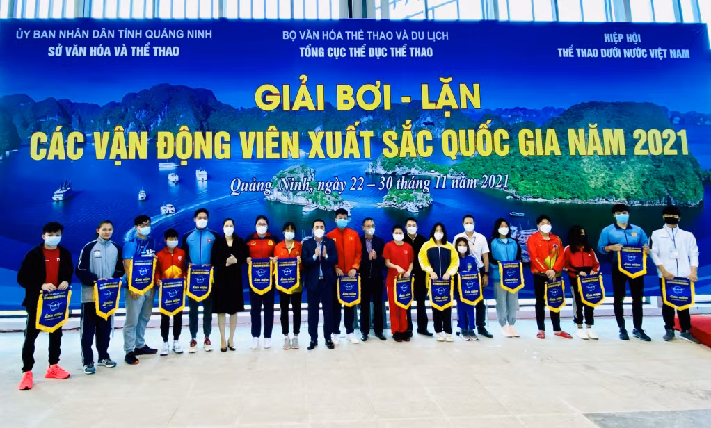 Ban tổ chức trao Cờ lưu niệm cho đại điện các đoàn tham gia thi đấu