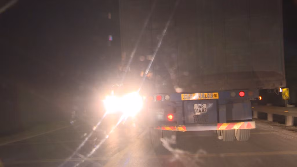 Nguy cơ va chạm, TNGT luôn thường trực từ các xe đầu kéo chỏ container quá khổ.