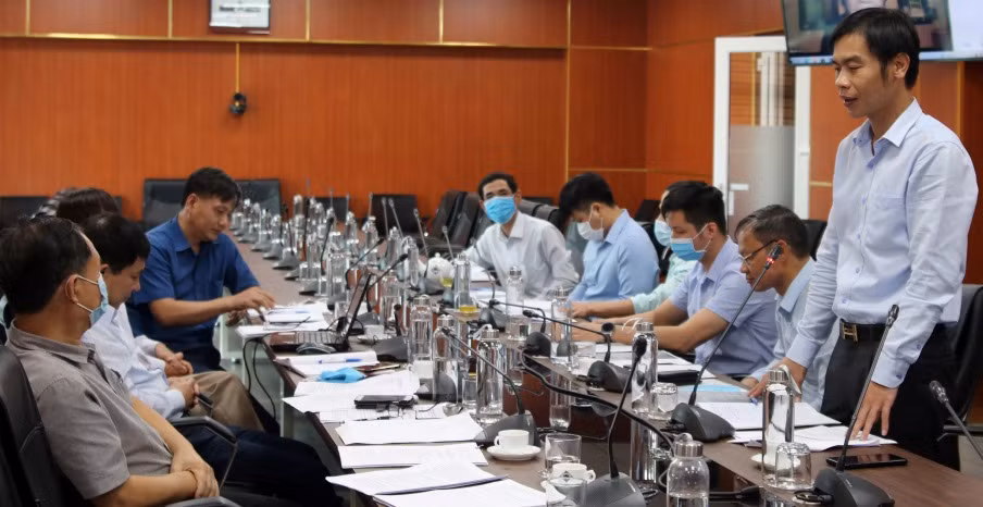 Ông Vương Minh Thu, Phó Giám đốc Công ty CP Than Vàng Danh, trình bày đề tài, giải pháp trước đoàn khảo sát chấm điểm Hội thi STKT tỉnh lần thứ VIII.