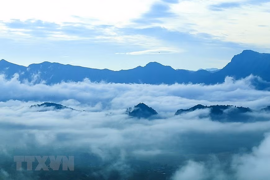 Lên Tây Bắc du khách sẽ được ngắm nhìn những biển mây mờ ảo. (Ảnh: Phan Tuấn Anh/TTXVN)