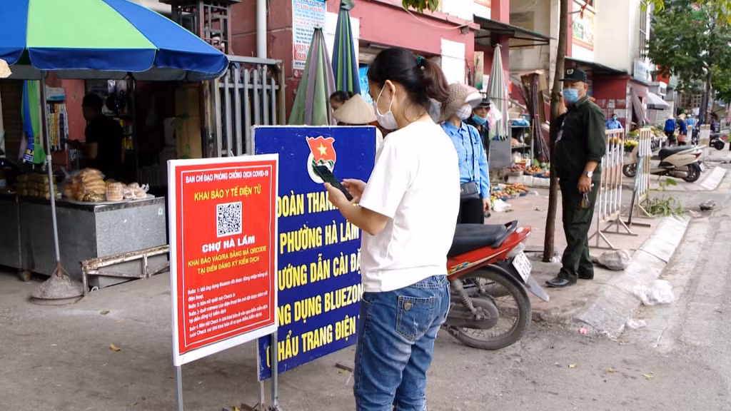 Việc quét mã QR là yêu cầu bắt buộc tại chợ Hà Lầm (phường Hà Lầm, TP Hạ Long).