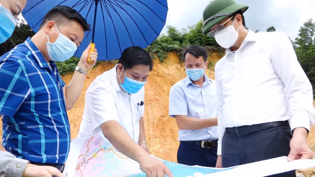 Đồng chí Nguyễn Văn Hồi, Ủy viên Ban Thường vụ Tỉnh ủy, Chủ tịch Ủy ban MTTQ tỉnh giám sát việc giải ngân vốn đầu tư công tại huyện Ba Chẽ, tháng 9/2021.