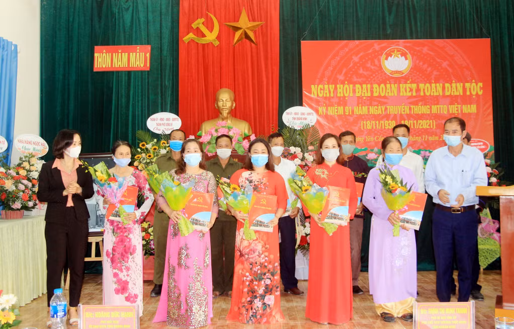 Các tổ liên gia phòng, chống Covid-19 trên địa bàn thôn Nam Mẫu 1, xã Thượng Yên Công (TP Uông Bí) ra mắt tại Ngày hội Đại đoàn kết toàn dân tộc của thôn.