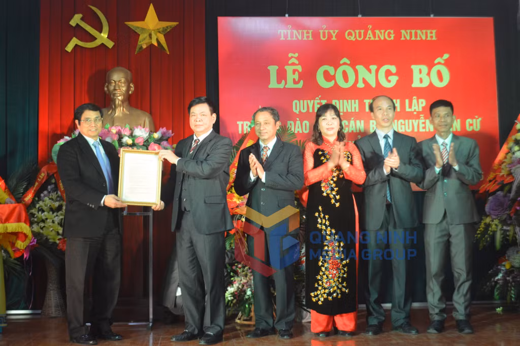Bí thư trao Quyết định thành lập Trường đào tạo cán bộ Nguyễn Văn Cừ tỉnh Quảng Ninh (24-1-2015)