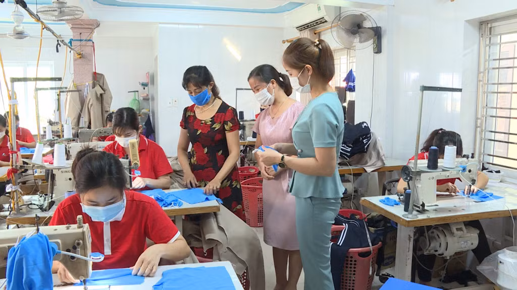 Cơ sở may khẩu trang phát miễn phí của hội viên, phụ nữ xã Hạ Long (huyện Vân Đồn). Ảnh: Ngô Dịu