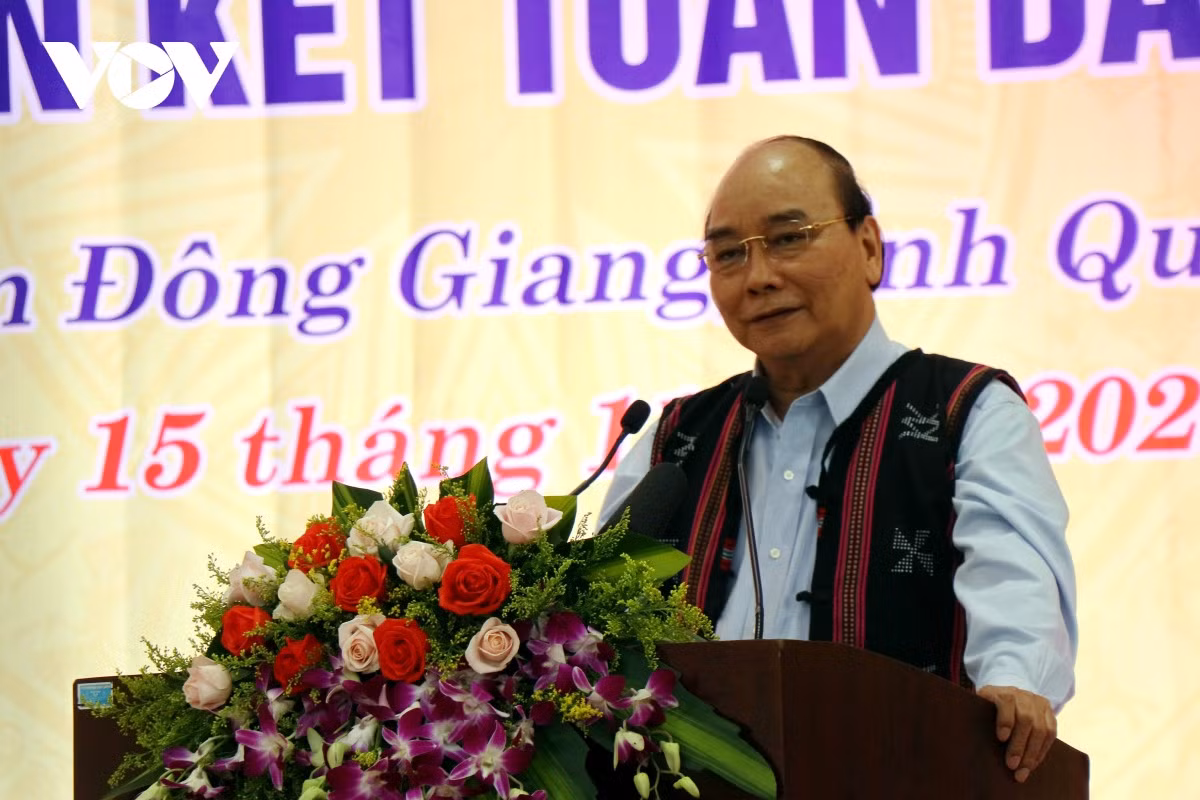 Là người con của quê hương Quảng Nam, nói chuyện với bà con xã Ba, Chủ tịch nước Nguyễn Xuân Phúc nhắc lại nhiều kỷ niệm và tình cảm gắn bó đặc biệt với quê hương, bày tỏ hết sức vui mừng trước sự thay da đổi thịt của huyện Đông Giang và xã Ba