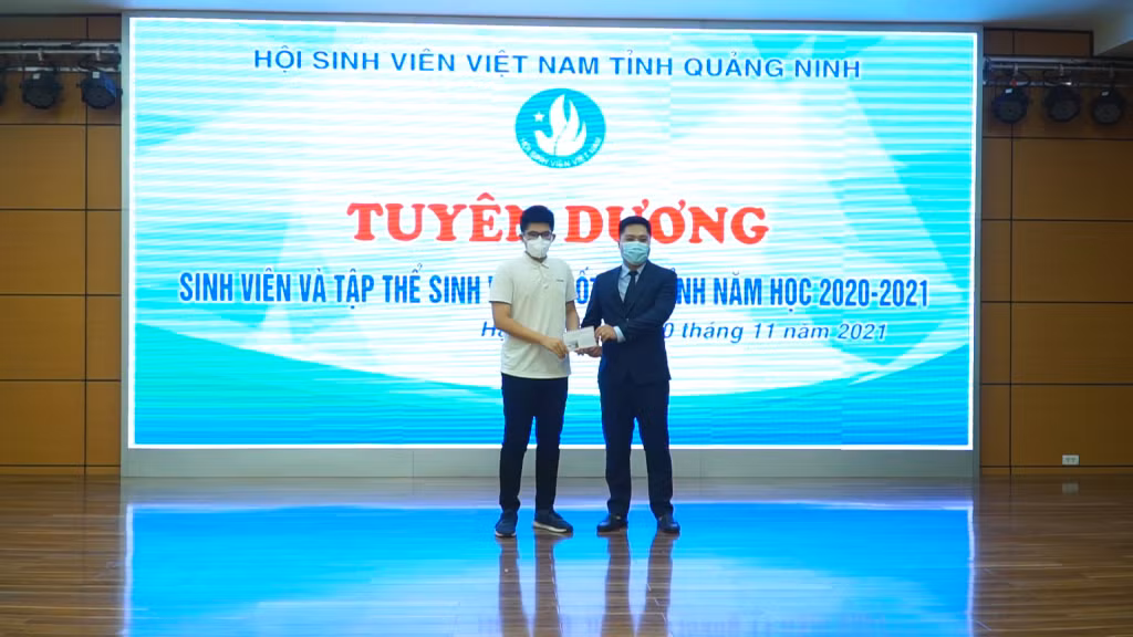 Đồng chí Phạm Hồng Thái, Phó Bí thư Tỉnh Đoàn Quảng Ninh, tiếp nhận học bổng 10 triệu đồng của em Nguyễn Hoàng Khánh trao tặng Quỹ Tài năng trẻ Quảng Ninh.