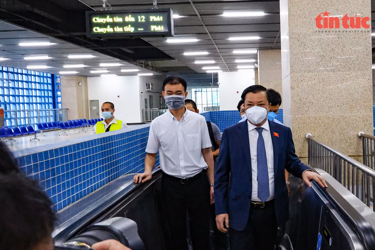Ông Đinh Tiến Dũng, Bí Thư Thành uỷ Hà Nội đã đến thăm và kiểm tra an toàn trước khi đoàn tàu lăn bánh.