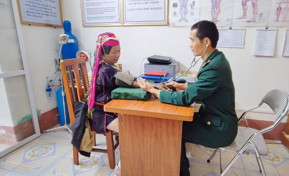 Quân y Đồn Biên phòng Bắc Sơn khám bệnh miễn phí cho người dân trên địa bàn.