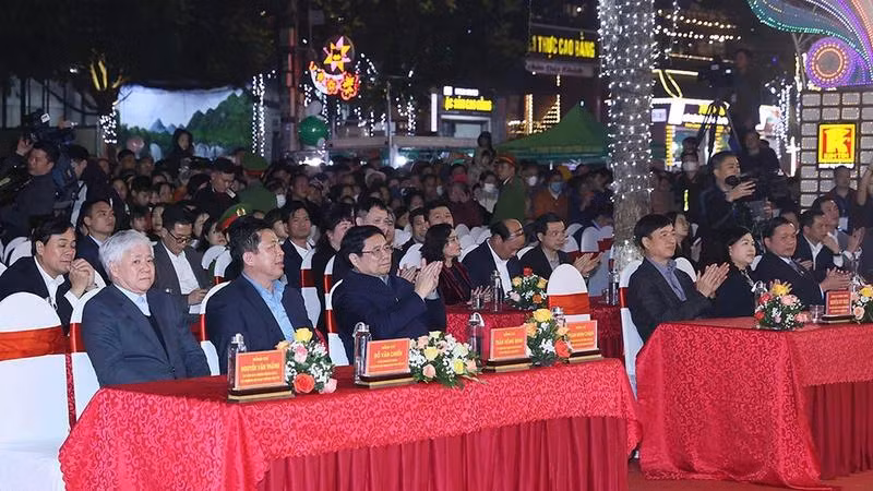 Thủ tướng Phạm Minh Chính và các đồng chí lãnh đạo, đại biểu tham dự Chương trình Non nước Cao Bằng. (Ảnh: DƯƠNG GIANG - NHẬT BẮC)