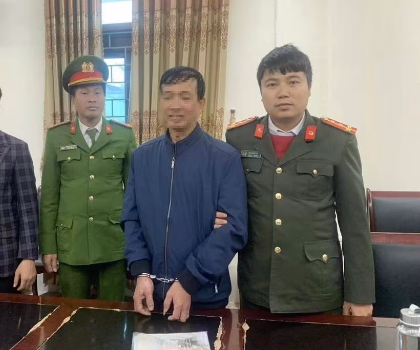 Lực lượng công an thực hiện lệnh bắt bị can để tạm giam đối với Phạm Văn Chờ. (Ảnh: TTXVN phát)
