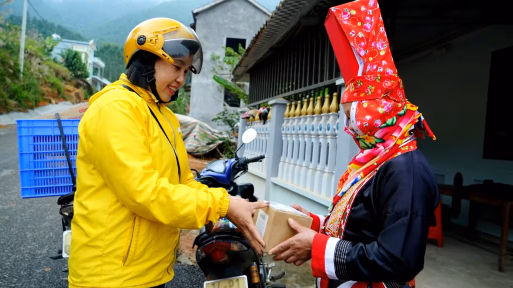 Đưa từng trang báo, phong thư, bưu phẩm đến tay người nhận, đó không chỉ là trách nhiệm mà còn là niềm vui với những người bưu tá như chị An.