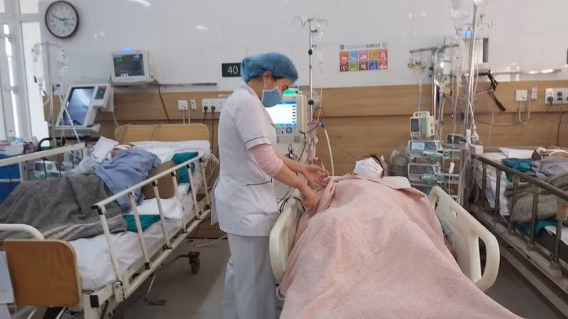 Ca ngộ độc rượu điều trị tại Trung tâm Chống độc, Bệnh viện Bạch Mai. Ảnh: BS