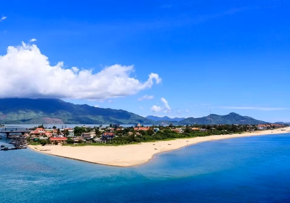 Vịnh Lăng Cô (Huế) một bãi biển đẹp như tranh vẽ và hoang sơ tuyệt đẹp ở Việt Nam. Vịnh có làn nước trong vắt, những bãi biển đầy cát nguyên sơ và bầu không khí thanh bình thích hợp để thư giãn. Lăng Cô nằm giữa hai thành phố du lịch lớn là Huế và Đà Nẵng, du khách có thể dễ dàng đến đây bằng ôtô hoặc xe máy. Vịnh chỉ cách Đà Nẵng 30 phút lái xe. Trên đường đi, du khách có thể ngắm cung đuờng đèo Hải Vân tuyệt đẹp.