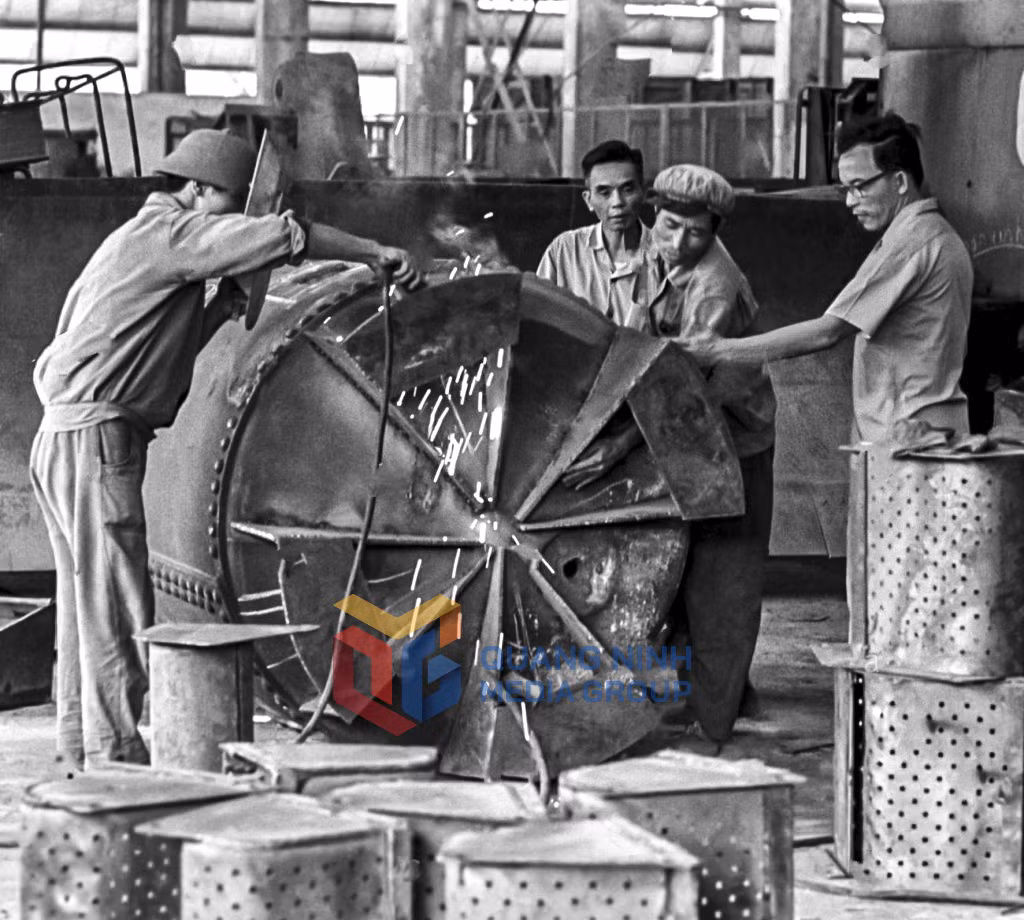 Công nhân nhà máy cơ khí Cẩm Phả năm 1978.