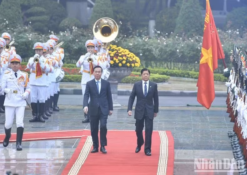 Chủ tịch nước Võ Văn Thưởng và Tổng thống Philippines Ferdinand Romualdez Marcos Jr duyệt đội danh dự Quân đội nhân dân Việt Nam tại lễ đón. (Ảnh: ĐĂNG KHOA)