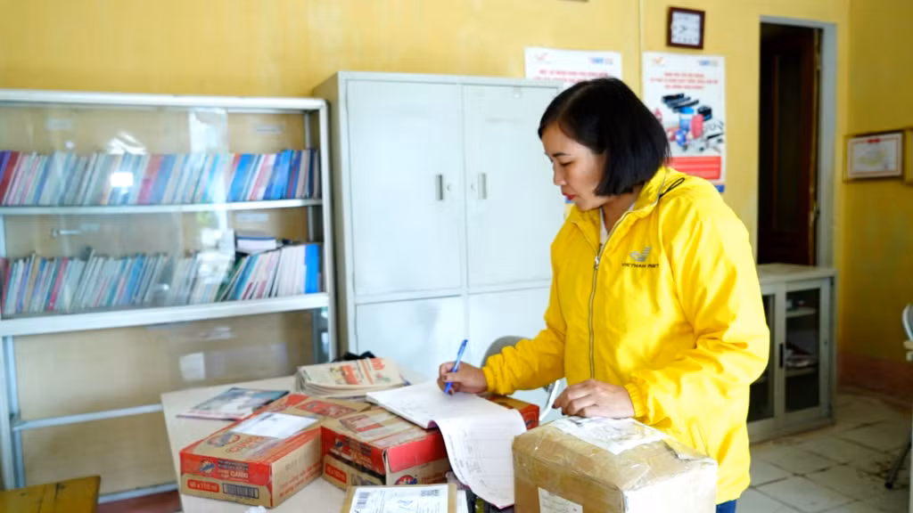 Chị Loan Thị An, bưu tá Bưu điện văn hóa xã Đồng Văn (Bình Liêu) kiểm tra các bưu phẩm trước khi mang đi giao.