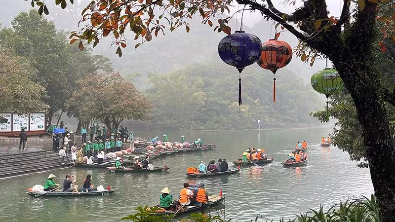 Khách du lịch xuống bến thuyền để tham quan Khu du lịch Tràng An chiều 30/12. (Ảnh XUÂN TRƯỜNG)