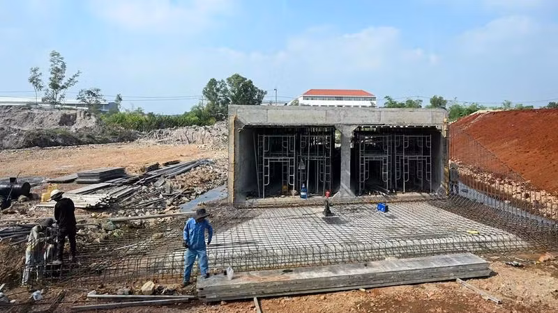 Các đơn vị thi công dự án thành phần 3 dự án đầu tư xây dựng đường cao tốc Biên Hòa - Vũng Tàu. (Ảnh DUY LINH)