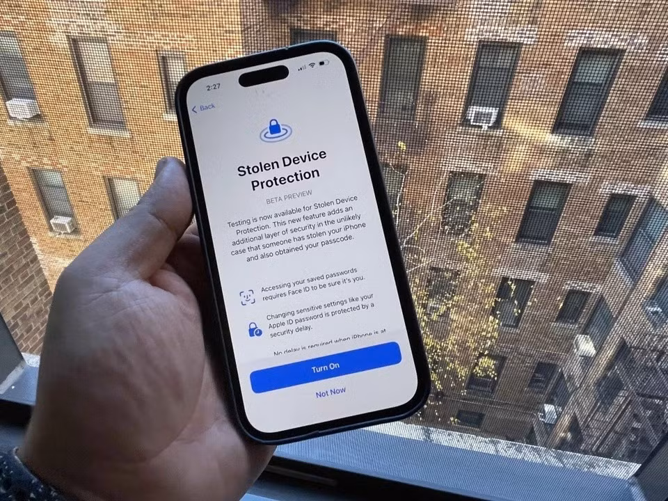 Tính năng Stolen Device Protection tạo ra lớp bảo mật thứ hai, khiến kẻ trộm khó sử dụng mật mã hơn. Ảnh; CNBC.
