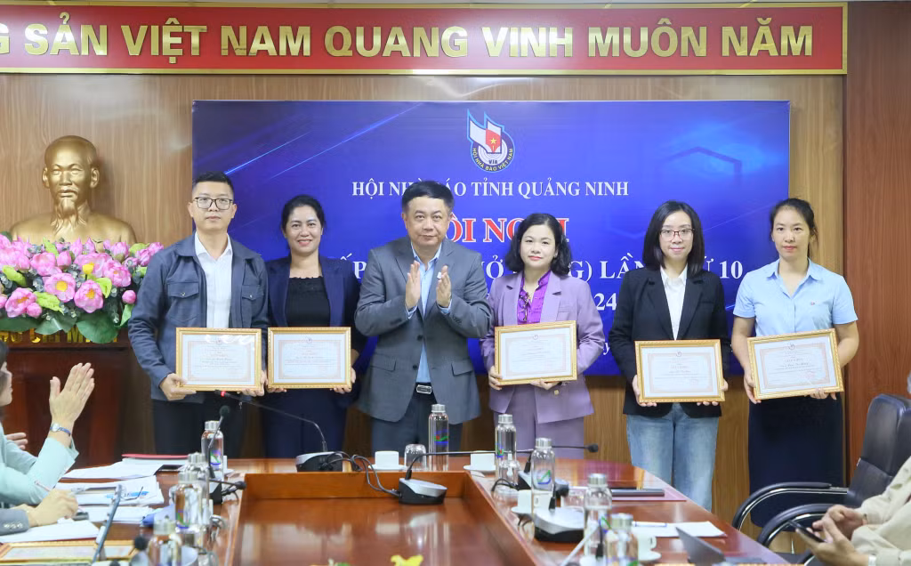 Hội Nhà báo tỉnh tuyên dương các cá nhân có thành tích tiêu biểu trong công tác Hội Nhà báo tỉnh năm 2023.