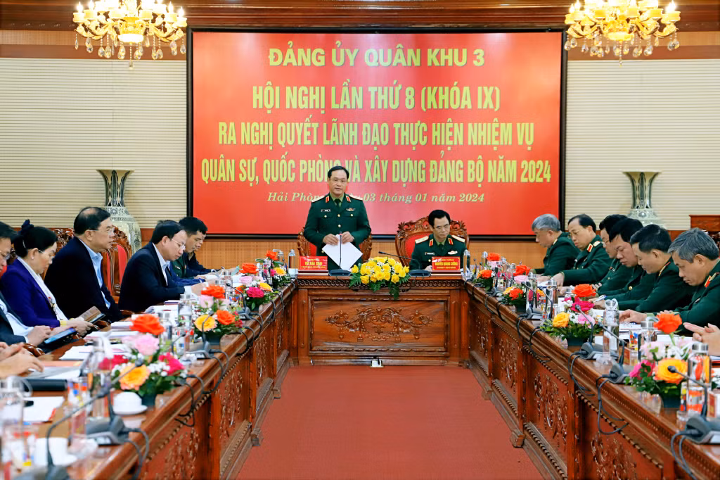 Thượng tướng Vũ Hải Sản, Ủy viên Ban chấp hành Trung ương Đảng, Ủy viên Quân ủy Trung ương, Thứ trưởng Bộ Quốc phòng phát biểu chỉ đạo hội nghị.