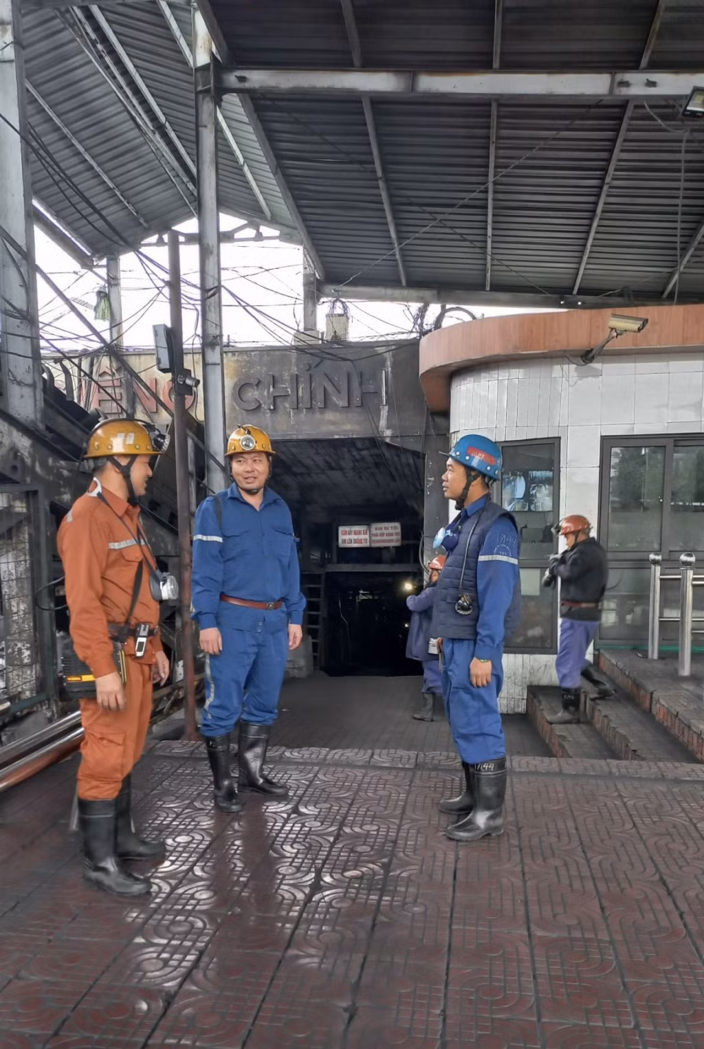 Quản đốc Phân xưởng Đào lò 3 - anh Nguyễn Ngọc Cường (ở giữa) trao đổi công việc trước ca sản xuất. Ảnh: CTV
